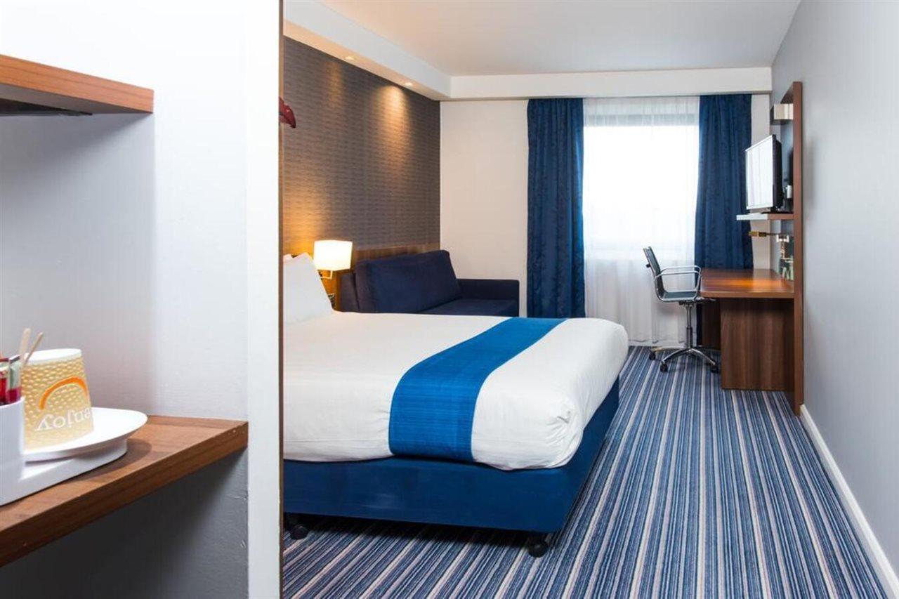 Holiday Inn Express Tamworth By Ihg Exterior foto