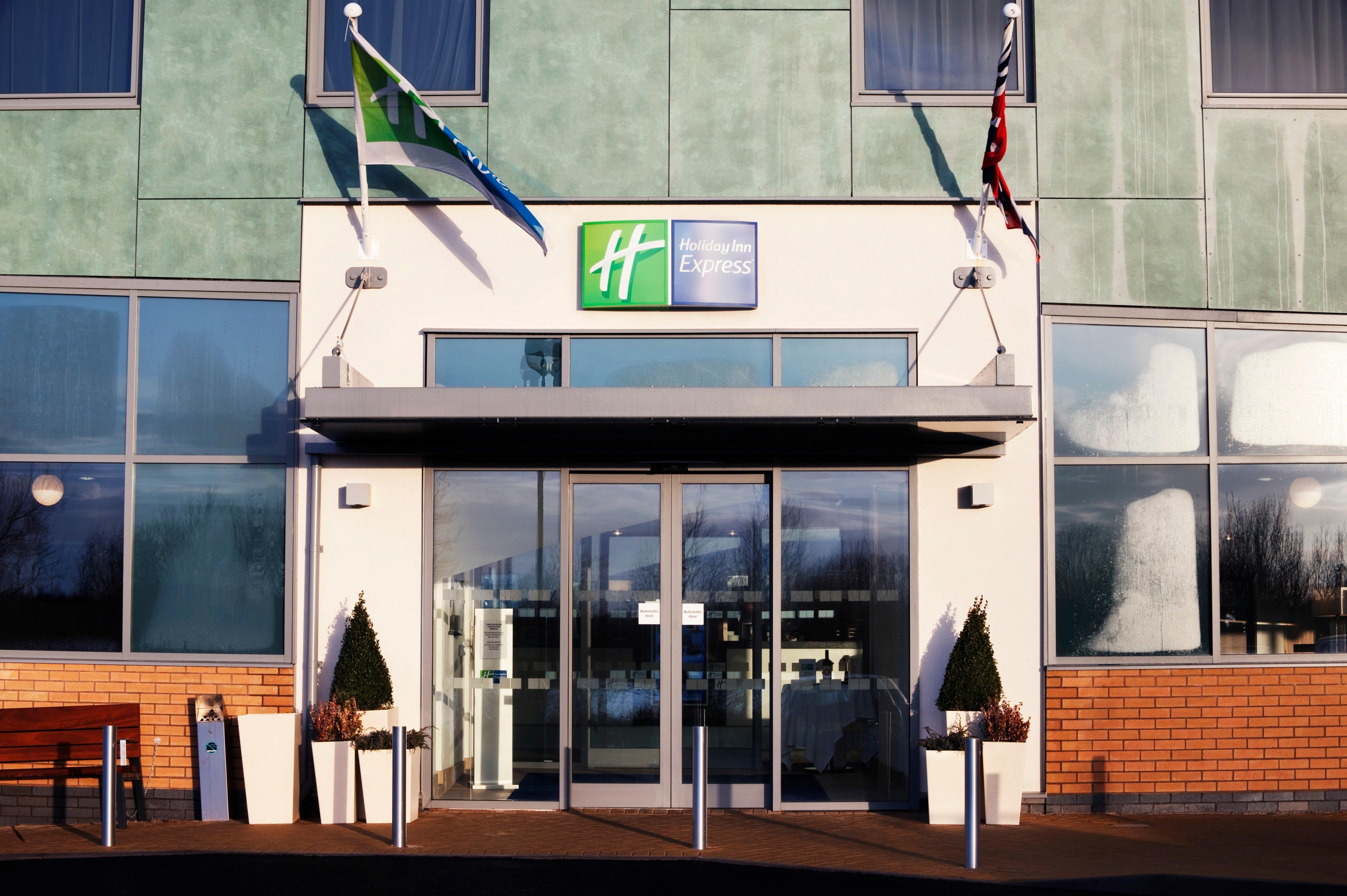 Holiday Inn Express Tamworth By Ihg Exterior foto